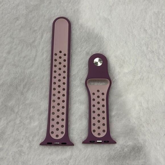 NWOT Apple Watch sports band (42/44) - Picture 2 of 3